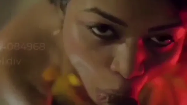 La Explosiva Actuación en Vivo de Mamada de Divya Mitra