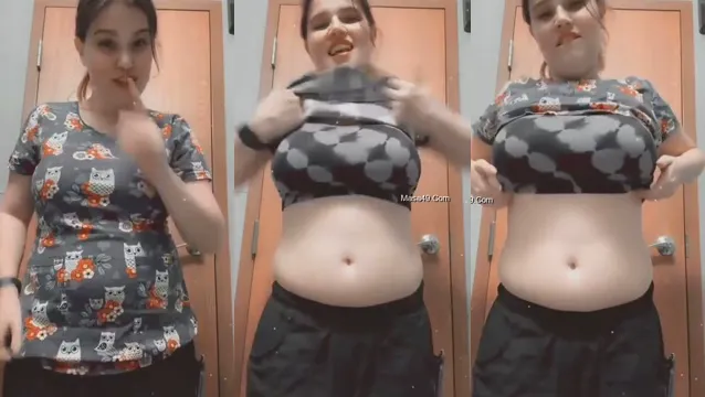 Desi Girl Flasher Reveals Huge Natural Boobs in Steamy Amateur Show