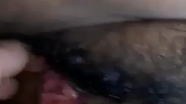 Irmã indiana é fodida brutalmente nos arbustos com buceta peluda