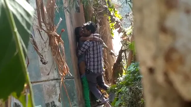 Watch زوجان هنديين يتم التقاطهما في كاميرا جاسوس خلال جنس علني بالقرب من محطة قطار full viral video leaked