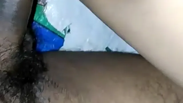 Namorada Indiana Pequena Monta no Cachorro em Pé POV Cowgirl
