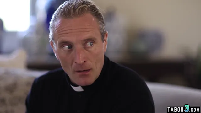 Heißer Priester dominiert Kirchgängerin in der Kirche