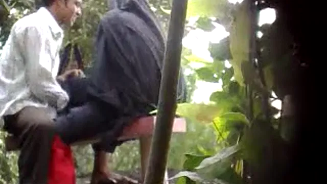 Girlfriend Gets Pounded in the Park for a Wild Outdoor Fuck