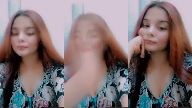 Hot Desi Chick Flashes Her Boobs in Viral MMS