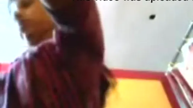 Watch صديقة هندية تقدم إرضاء يدوي بينما ي filma صديقا كبير الثدي full viral video leaked