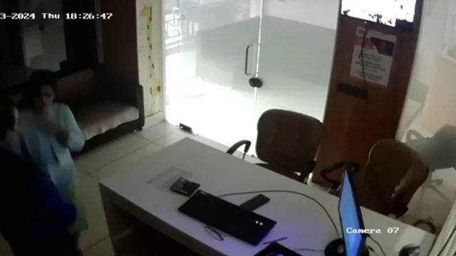 Potężny Szef Wbijał Pracownika Rano na Stole Biurkowym z Creampie
