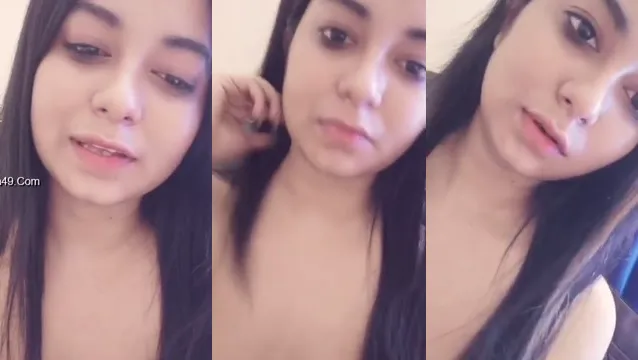 Ragazza del Villaggio Stringe le Tette e la Figa per il Diletto Solitario