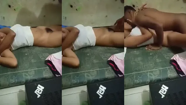 De Oom Kijkt naar de Harige Pussy van de Zuster in het Donker