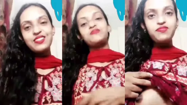 Desi-meisje toont borsten tijdens masturbatiesessie via videobellen