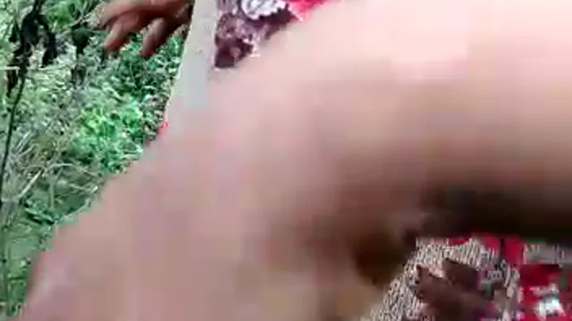 Watch Young Indian Maid Gives Steamy Outdoor Blowjob in Viral XXX Scene full viral video leaked