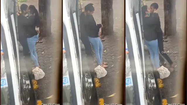 Steamy Roadside Kissing and Pussy Rubbing of Indian Lovers Caught on Camera