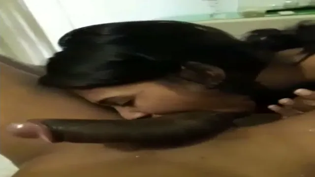 Une adolescente indienne donne un blowjob mouillé avec une culotte, gémissant bruyamment