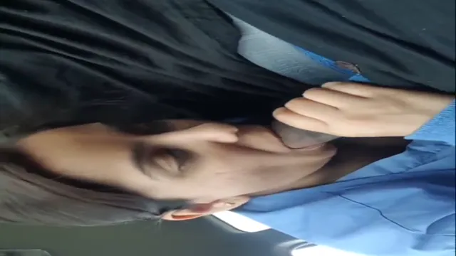 Une Fille Desi Offre une Fellation Éblouissante au Conducteur dans une Voiture en Mouvement