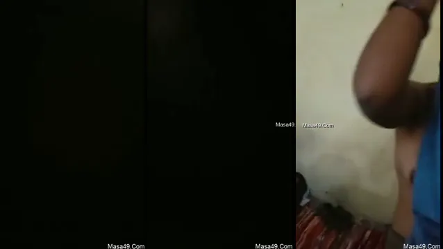 Desi Girl Boldly Flashes Her Boobs on a Busy Street