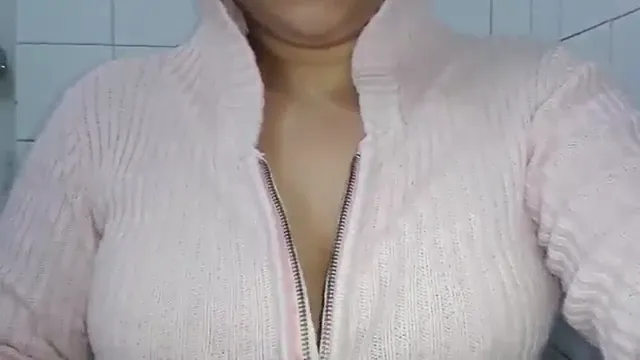 Watch Bangladeshse tiener trekt zich uit tot een roze beha om een provocerende camera-sessie full viral video leaked