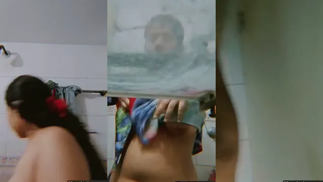 Desi Schönheit zeigt ihre cremigen Brüste im Badezimmer