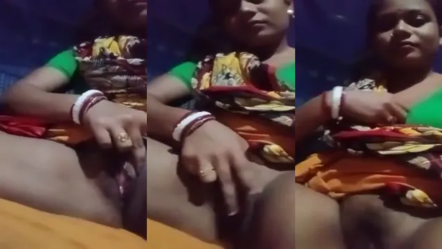 Watch Desperate Village Bhabhi Fucks Herself with Fingers on Camera full viral video leaked