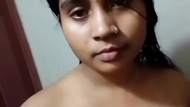 Desi Girl Strips Naked Revealing Her Curves in Leaked Hot Video