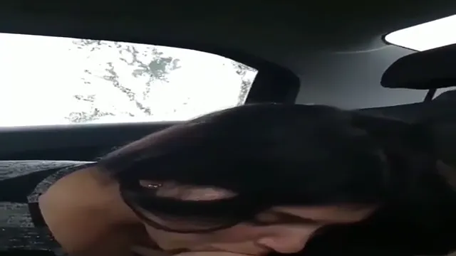 Přítelkyně dává blowjob při jízdě