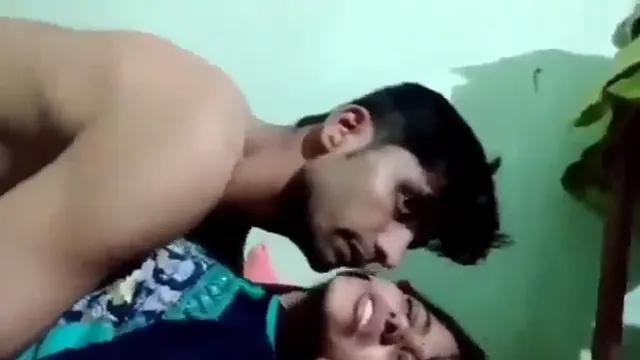 Primera vez Novia India adolescente es cogida fuerte - Gritos fuertes y pérdida de la virginidad!
