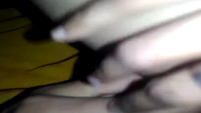 Watch Bangladéšská nevdělaná dívka si rozsvírá nohy, aby ukázala svému příteli své panenství full viral video leaked