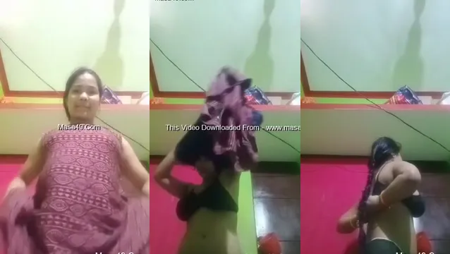 Garota Desi levanta a blusa para revelar grandes seios - Vazamento de Tetas Amadoras Viral