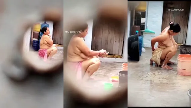 Watch Desi Aunty Caught Bathing Naked in Open Field full viral video leaked