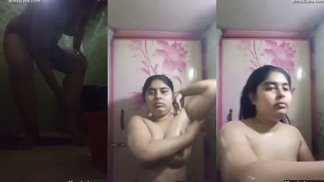 Garota Desi Fofa Tomando Banho Nua Enquanto Faz Video Chamada com Namorado
