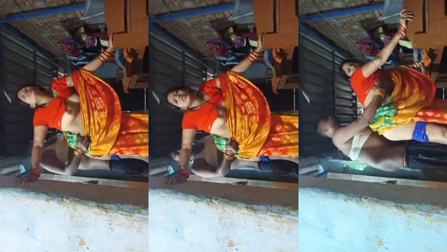 Watch Bhabhi Moaning Loudly While Standing Sex in Her Saree full viral video leaked
