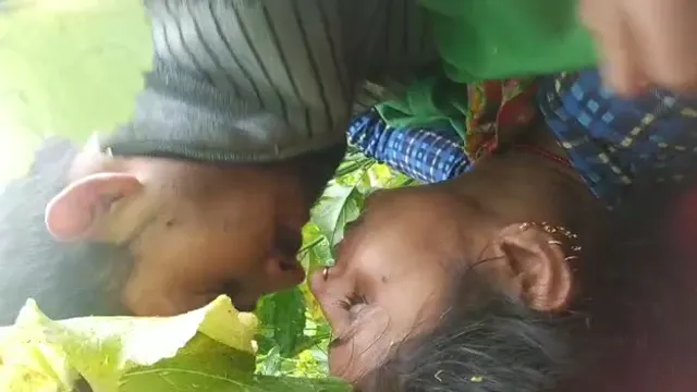 Watch Video de sexo salvaje con la vecina Bhabhi en la jungla - Emoción de cámara oculta full viral video leaked