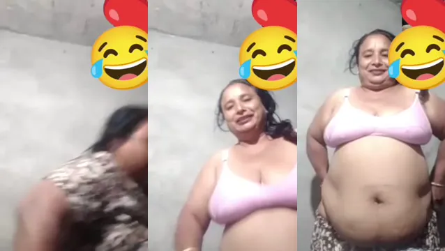 Desi Aunty's Pussy Exposed in Steamy Hotel Room Show