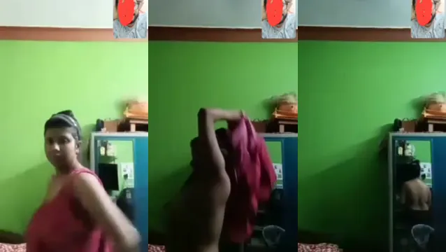 Desi Girl Faz Alusão e Mostra Seios na Chamada de Vídeo Antes de Se Despir
