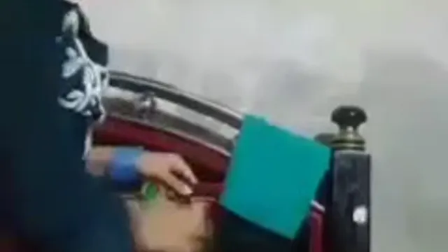 Watch 데시 베이브가 침실에서 벌거벗은 가슴과 엉덩이를 보여줍니다 full viral video leaked