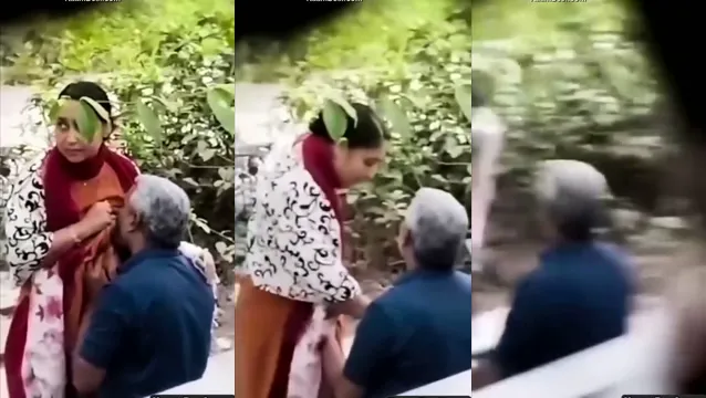 Watch デジ老人、公園でおばさんの乳首を吸う動画 full viral video leaked