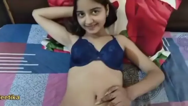 Scharfe Bikini-Dame wird im Doggy-Style-Video wild
