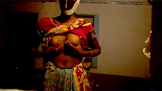 Watch Desi Bhabhi Strips Nude for Webcam Strangers Late Night full viral video leaked