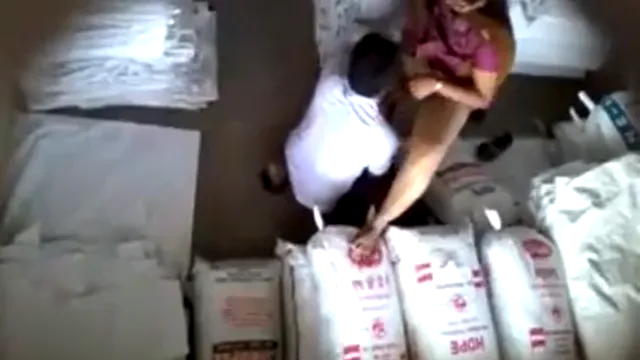 Watch 孟加拉妻子在酒店房间与情人被捉奸在床 - 热情情事曝光 full viral video leaked