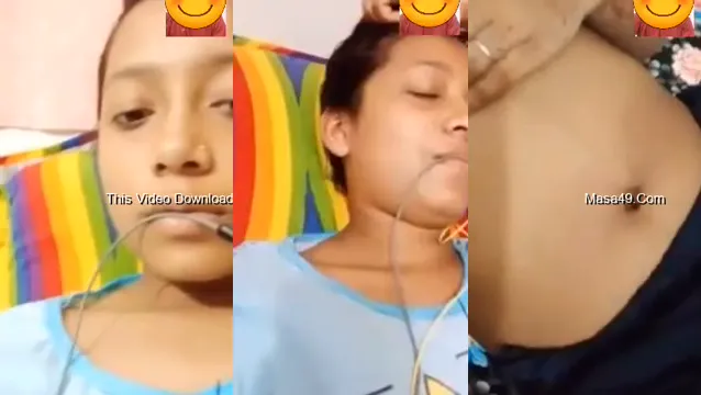 En blyg bengalisk flicka avslöjar sina bröst för sin älskare i en hett naken show