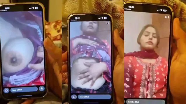 Desi dívka ukáže prsa a masturbuje pro svého přítele během videohovoru