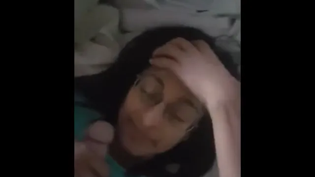 Prachtige Brilmeisje Geeft Een Gekke Blowjob aan Haar Fikse Desi Vriend