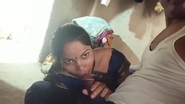 Desi Housewife Gives Erotic Blowjob to Lover While Husband Away