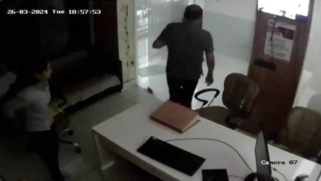Šéf znovu tvrdě se zaměstnankyní na stole na Ranní Krémová