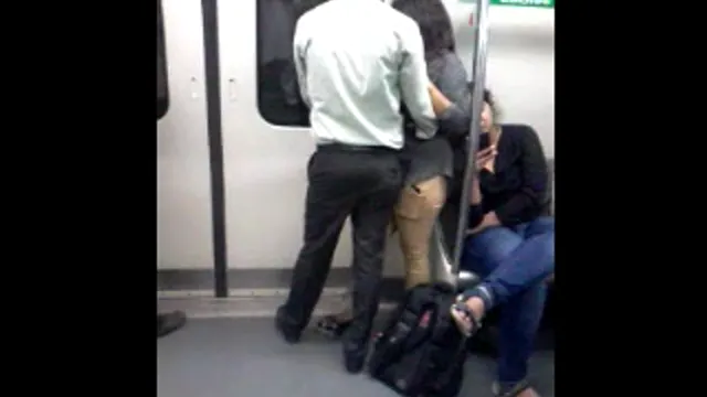 Passionerat Delhi-par i vilt kyss i tunnelbanan