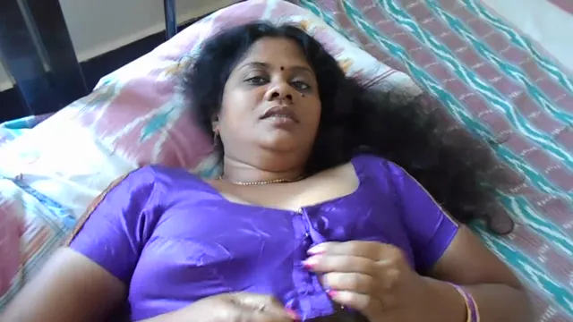 Bangladeshi Bhabhi in Purple Sari Strips Naked for Wild Homemade Sex
