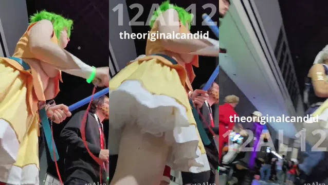 Verkörpernde Cosplay-Girl zeigt ihre saftige Unterbrust