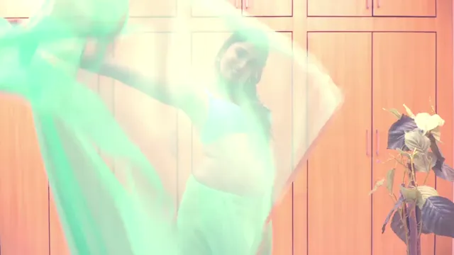 Swathi Naidu's strip-tease sur le podium nu révélé
