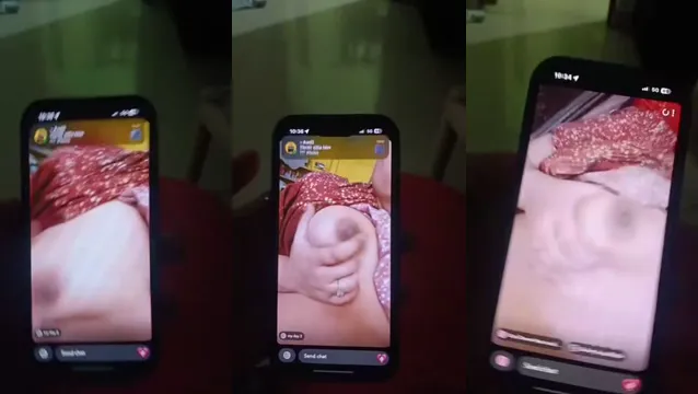 Ragazza Italiana Si Diverta a Casa con le Dita nella sua Passerina Bagnata