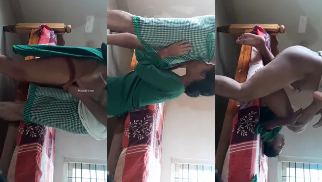 Ragazza Desi offre una Pompa da Capogiro in un Parco Pubblico