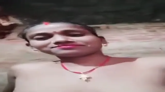 Bihari Bhabhi mit rosa Pussy-Lippen in Village-Hausfrau-Porn