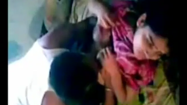 Heißes bangla-paar geht öffentlich auf Tuchfühlung - Talking Sex Video